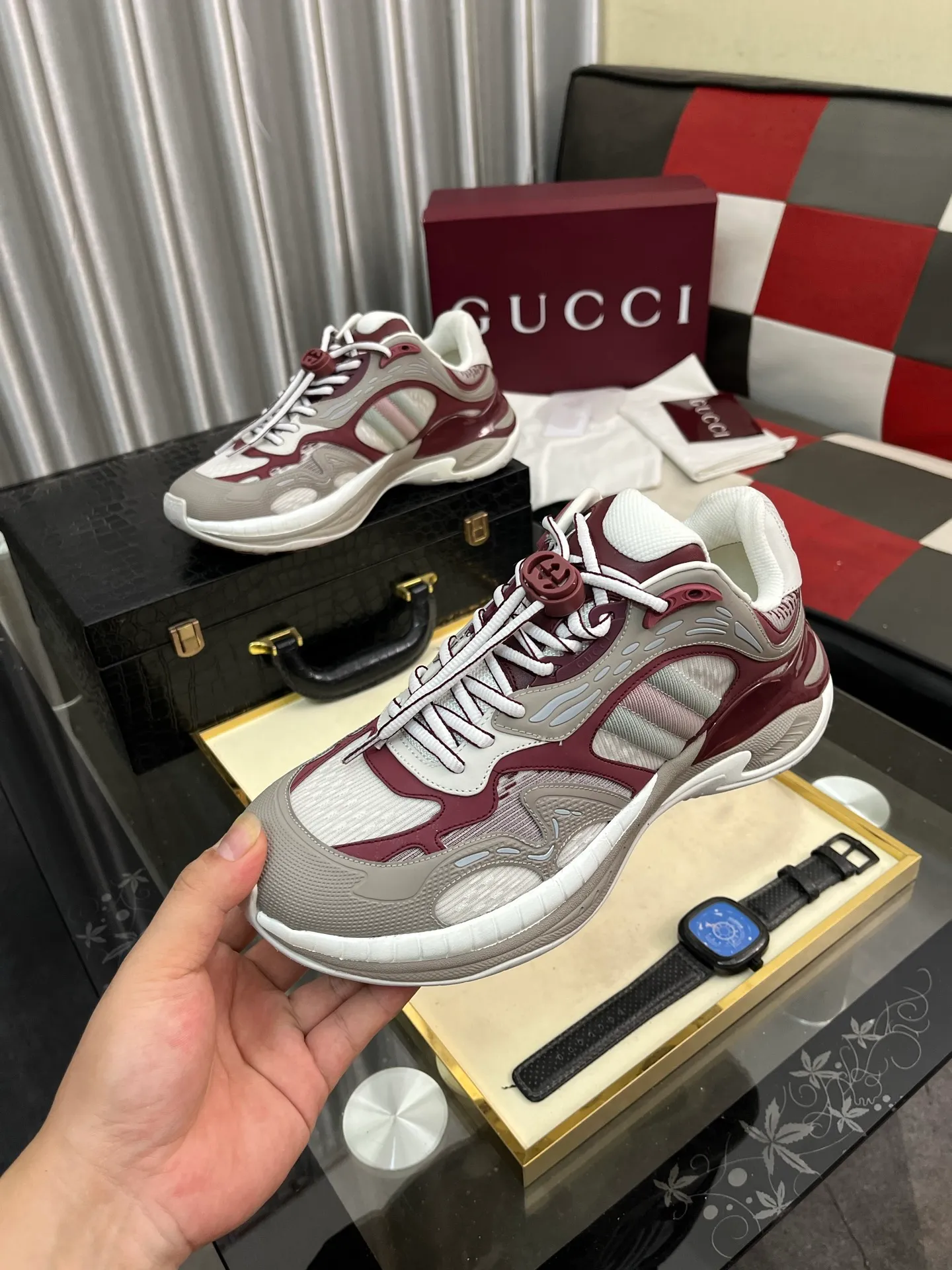 Men's men's shoes 💰1040⌚️⌚️GUCCI Gucci's new dad shoes 🇮🇹Top version🇮🇹🔜Purchasing level High version: The original disassembly took more than 3 months to develop 1:1, the version has been upgraded again, chips, packaging, imported mesh, all made with computerized cars Couple 👫 style 🔜Versatile in all seasons🔜 Fashion🔜 Personality 🔜Distinctive 🔵Full range of layouts, welcome to inquire for pictures Outsole: The latest original developed TPU vacuum Upper: Original mesh, super breathable 💯Full set of packaging Medium and low belt LOGO Size: Women's size 35-40 Men's size 38-45 (38 45 customized
